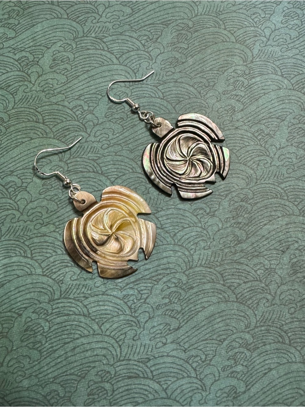 MOTHER OF PEARL HONU EARRINGS - Picture 4 of 7
